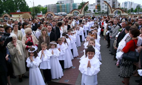 UROCZYSTOŚĆ PIERWSZEJ KOMUNII ŚWIĘTEJ