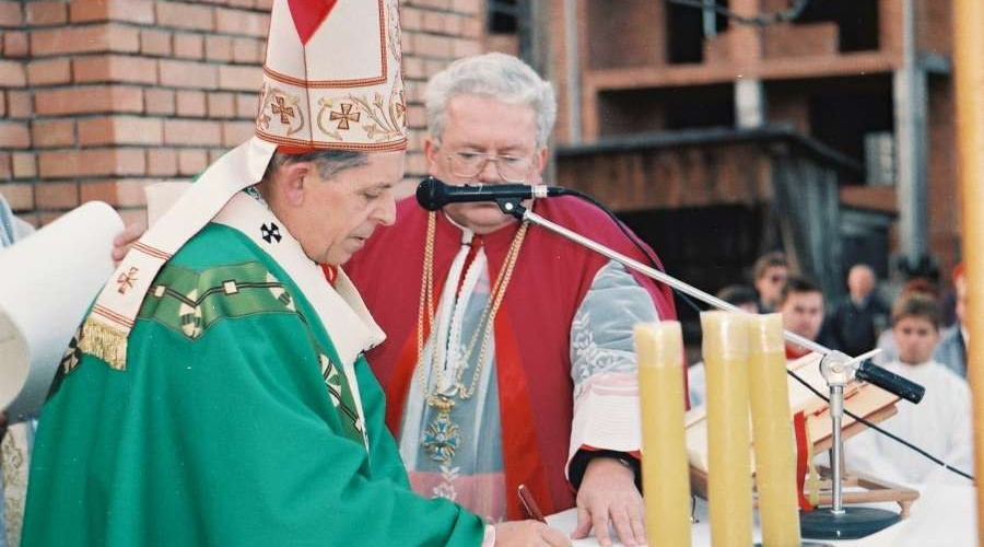Wmurowanie kamienia węgielnego przez Prymasa Polski ks. Józefa kard. Glempa - 23.10.1994r.